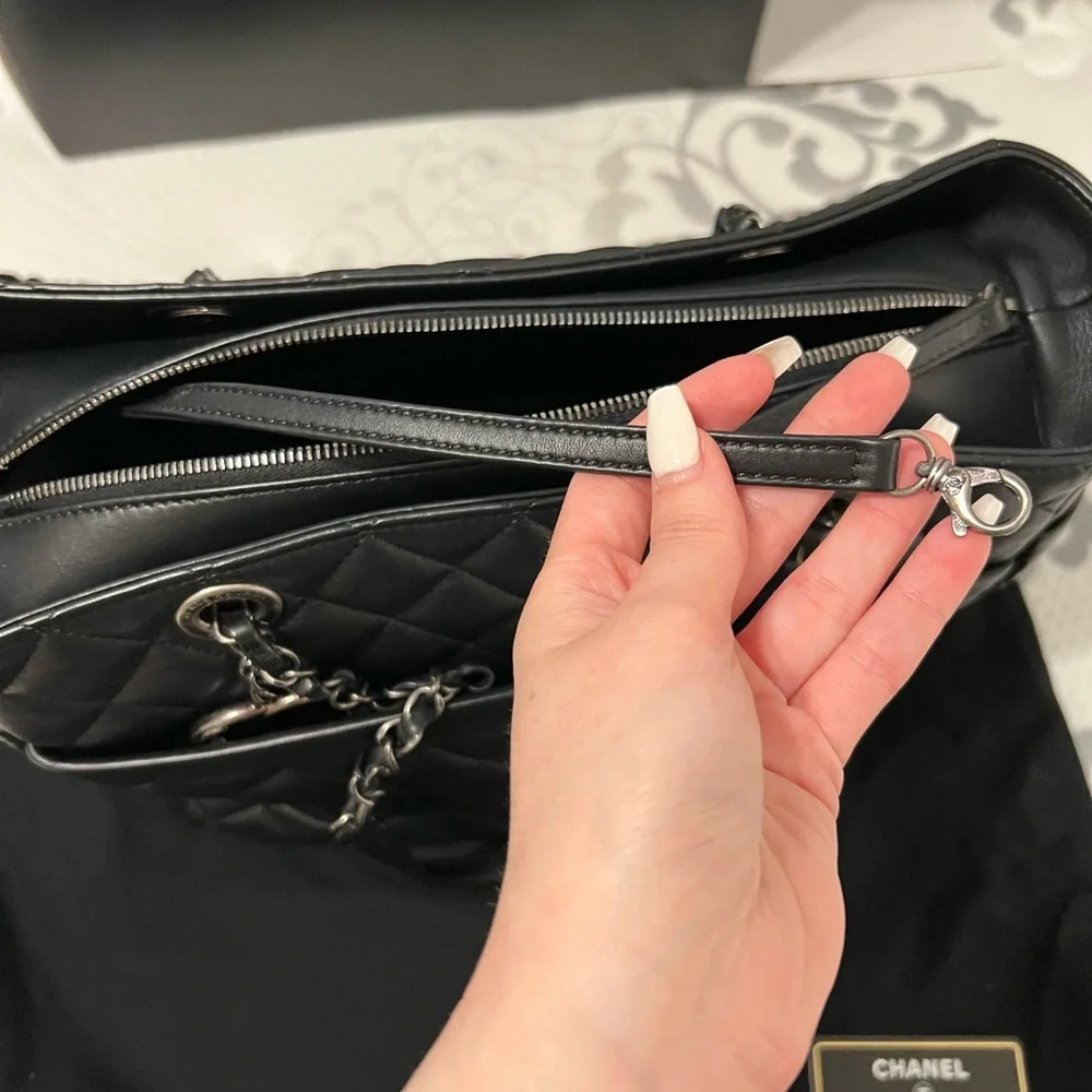 Chanel shoulder handbag with zipper